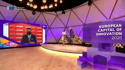 Un edil aprovechó la mascarilla para simular hablar en inglés