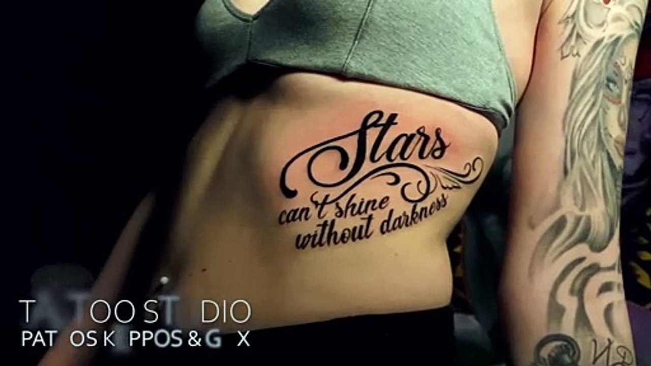 Buchstaben auf Rippen Tattoo Vienna Tattoo Studio Pattos Keppos