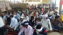 किसानों ने मंडी परिसर में किया विरोध प्रदर्शन