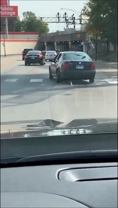 Cette voiture a un sérieux problème d'alignement de roues