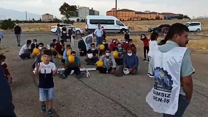 Ermenekli madenciler, patronun bez fabrikası önünde oturma eyleminde