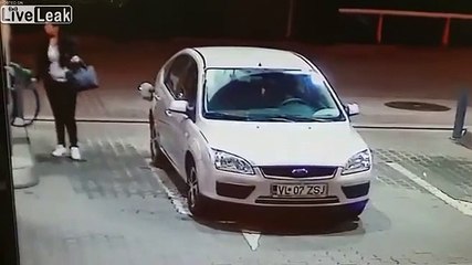 Cette femme a un gros soucis avec la pompe à essence