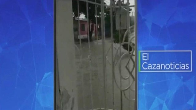 El Cazanoticias: Graves inundaciones se presentan en una calle de Barranquilla por falta de pavimentación.