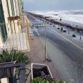 Violenta mareggiata a Marina di Pisa, l'acqua invade le strade