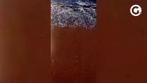 Moradores relatam água escura na Praia de Manguinhos