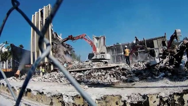 8 Construction Machinery vs Tall building/ Les machines de construction démolissent une hauteur élevée/ Las máquinas de construcción demolan un alto subida/ máquinas de construção demolir alto aumento/ Baumaschinen streichen den hohen Anstieg