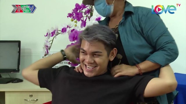 Chàng trai nghẹn ngào tự tay rút ống thở tiễn ba lần cuối