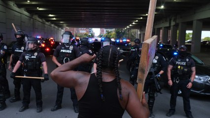 مدينة لويفيل الأميركية.. مسلحون يجوبون الشوارع واحتجاجات تطالب بالعدالة لمقتل تايلور