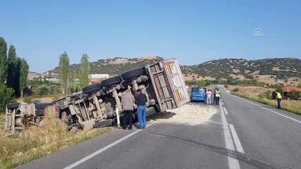 Devrilen tırın sürücüsü yaralandı - MANİSA