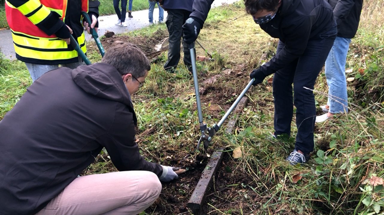 Débroussaillage de la voie de chemin de fer Caen-Flers à Caen