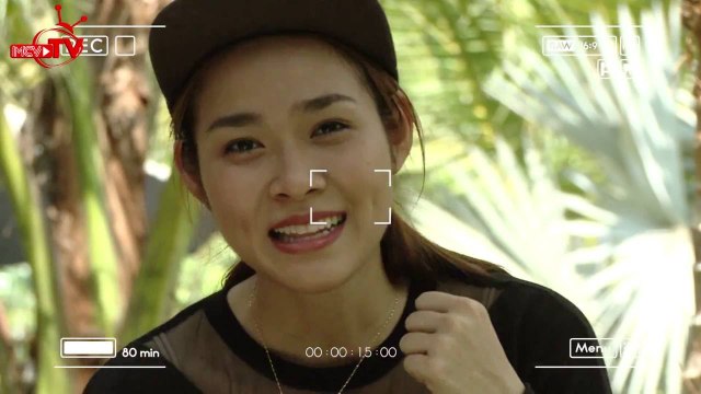 Diệp Bảo Ngọc bó tay với công việc lùa dê cừu vào chuồng.