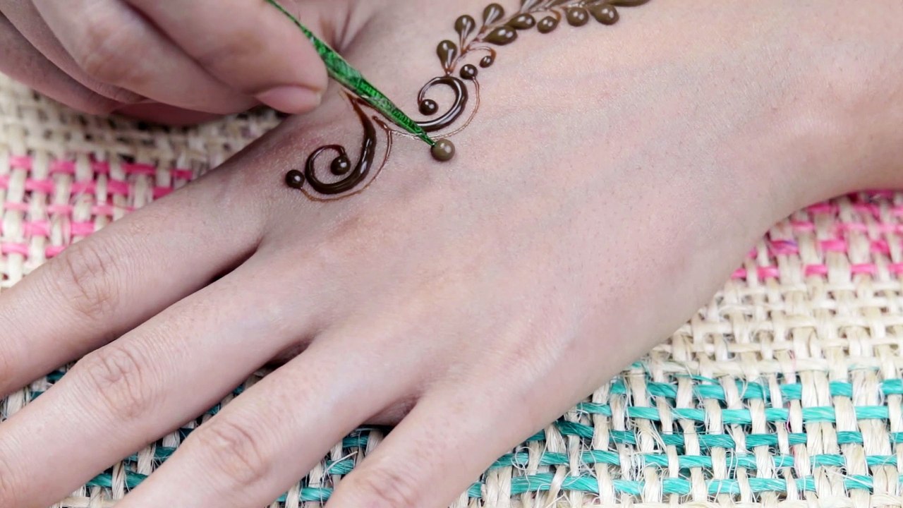 Simple and easy mehndi designs for back hand side || Tiktok mehndi video / #Shorts Mehndi video