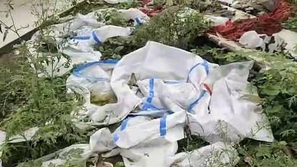 जिला अस्पताल में लापरवाहियों का अंबार, मोर्चरी रूम के बाहर फेंकी गई पीपी किट