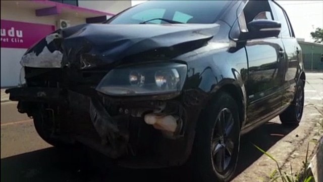 Carros batem na Avenida Tito Muffato e um deles atinge poste
