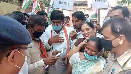 बिजली विभाग के अधिकारी को कांग्रेसियों ने सौंपा ज्ञापन पत्र