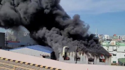 인천 자동차 부품 공장에 큰불...충전하던 전기차에서 연기도 / YTN