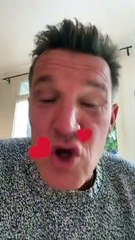 Benjamin Castaldi garde son fils Gabriel le 25 septembre 2020.