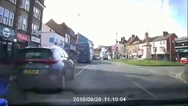 Grosse frayeur pour ce conducteur au moment de doubler le bus... joli réflexe