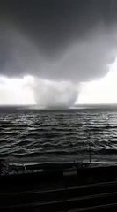 Une énorme trombe marine approche des côtes dans le sud de l'italie