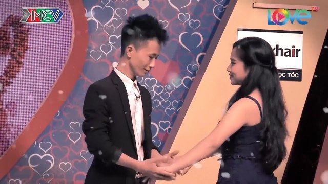 Chàng MC mất BÌNH TĨNH trước vẻ đẹp của PHÓ BÍ THƯ 22 tuổi - BMHH