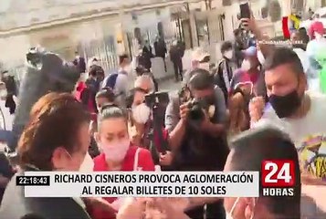Richad Cisneros fue al Congreso y provocó aglomeración al regalar billetes de 10 soles