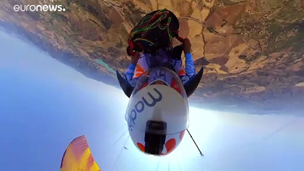 David Tejeiro surpreende com acrobacia em parapente e fato de asas