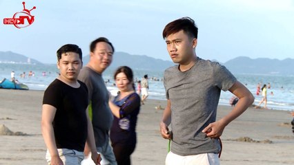 Hữu Tín - Xuân Nghị "hành xác" với trò chơi vận động tại biển Vũng Tàu.