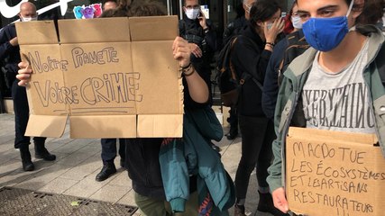 Des militants Youth for Climate bloquent l’entrée du McDonald’s du boulevard Foch