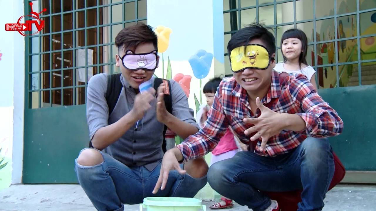 Bó tay với cảnh hai diễn viên sợ hãi bắt bạch tuộc.