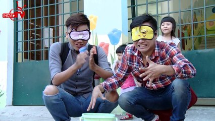 Bó tay với cảnh hai diễn viên sợ hãi bắt bạch tuộc.