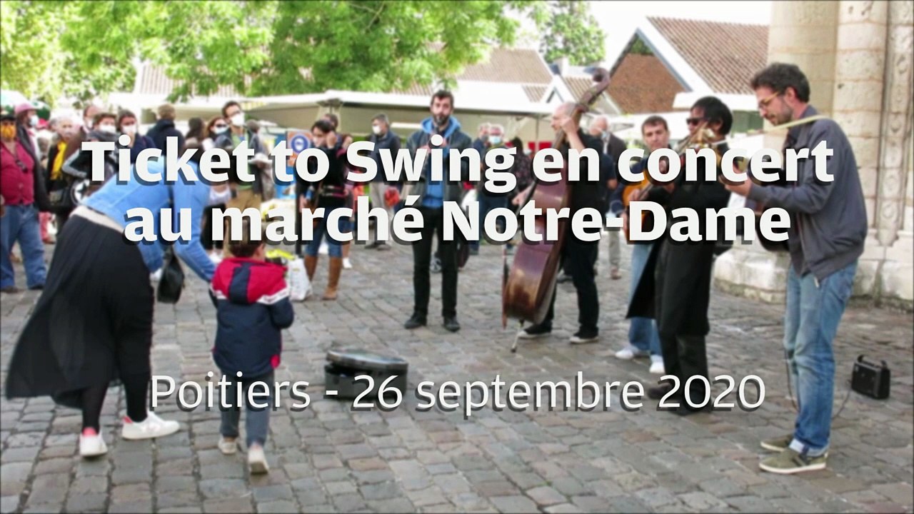 VIDEO. Poitiers : Ticket to Swing donne l'aubade devant l'église Notre-Dame-la-Grande