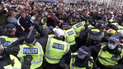 Violence ERUPTS as police clash with anti-lockdown protesters in Trafalgar Square, London