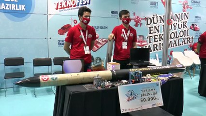 Teknofest roket yarışmalarının birincisi ödülünü Cumhurbaşkanı Erdoğan’dan aldı
