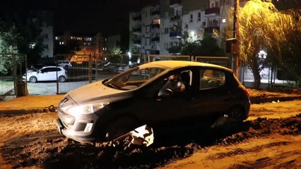 Çamura saplanan otomobil kurtarıldı - EDİRNE