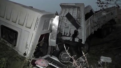 Tır köprüden düştü: 3 yaralı - İZMİR