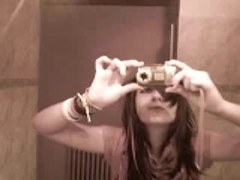 Jumbi qui sais pas quoi faire dans sa salle de bain