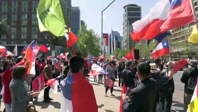 Cientos de manifestantes protestan en Santiago contra una nueva Constitución en Chile