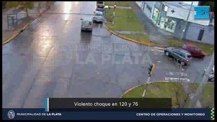 Violento choque entre dos autos en Villa Elvira