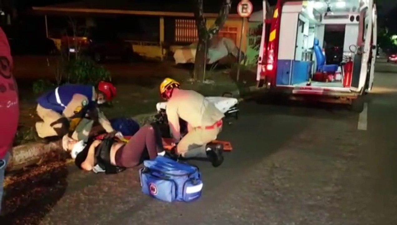 Mulher fica ferida em acidente no qual motorista do carro fugiu, mas deixou placa para trás