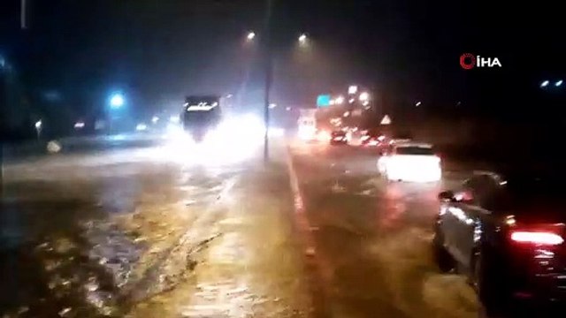 Sağanak yağış sonrası yollar göle döndü, İstanbul - Çanakkale yolu trafiğe kapandı