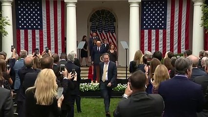 Trump nombra a la jueza conservadora Amy Coney Barrett a Corte Suprema de EEUU