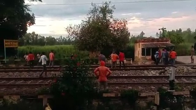 रेलवे कर्मचारियों को पीटने का वीडियो हुआ वायरल
