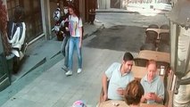 Taksim'de genç kıza kapkaç dehşeti