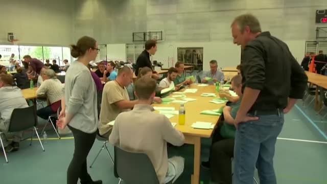 Los ciudadanos suizos votan este domingo si suavizar la protección sobre los lobos