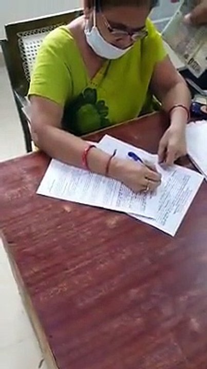 गाजियाबाद: रुपये लेने का सोशल मीडिया पर वीडियो हो रहा वायरल