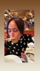 Amel Bent goûte sa première huître le 26 septembre 2020 sur Instagram.