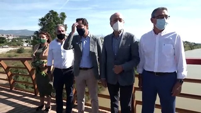 Moreno inaugura la pasarela peatonal sobre el río Guadalhorce en Málaga