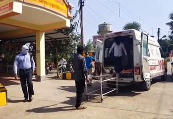 सड़क किनारे संदिग्ध पड़े व्यक्ति को एंबुलेंस के द्वारा पहुंचाया गया जिला अस्पताल