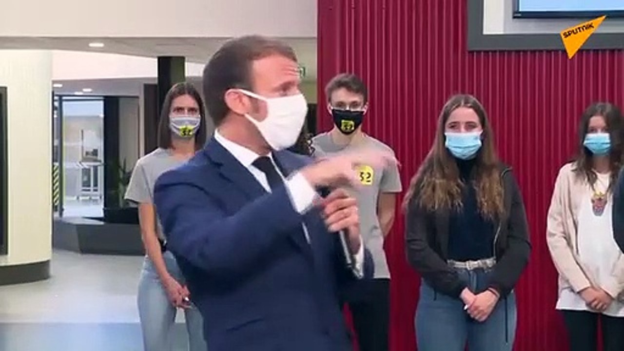 Macron_s'étouffe avec son masque !!