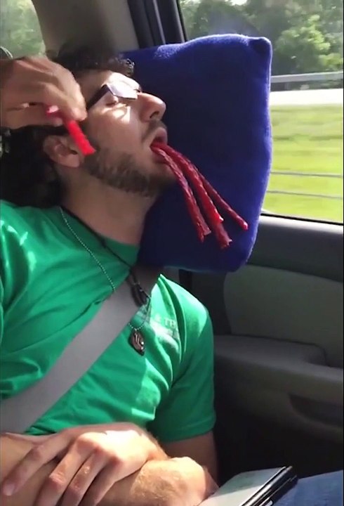 Quand tu t'endors à coté de tes potes blagueurs